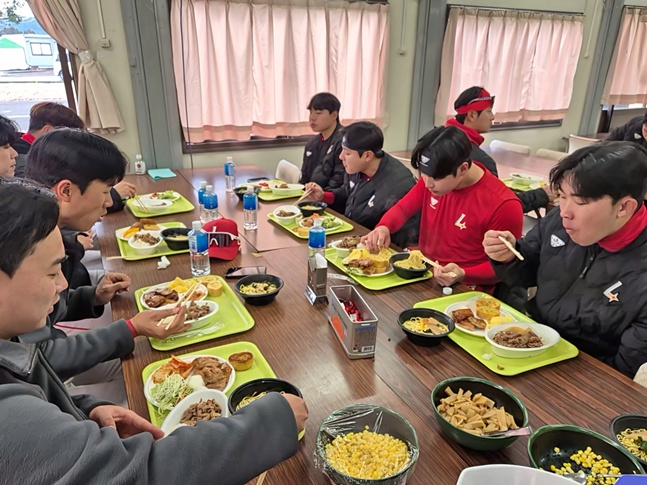 SSG Futures team is eating at Miyazaki training camp in Japan. /Photo = Courtesy of SSG Landers