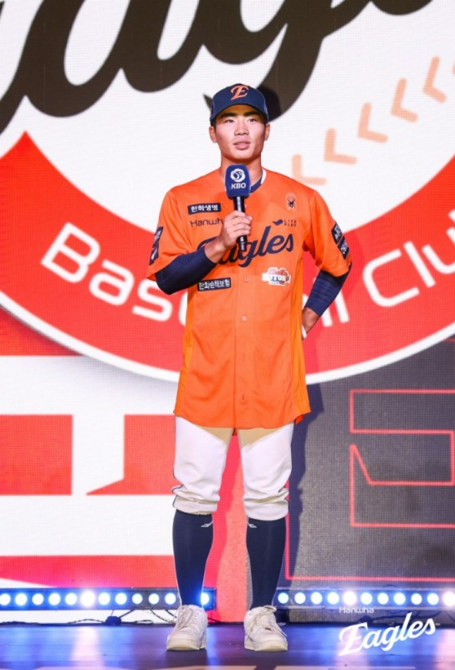 Hanwha Oh Jae-won is expressing his feelings after receiving Hanwha's first pick in the rookie draft in September last year. /Photo = Courtesy of Hanwha Eagles
