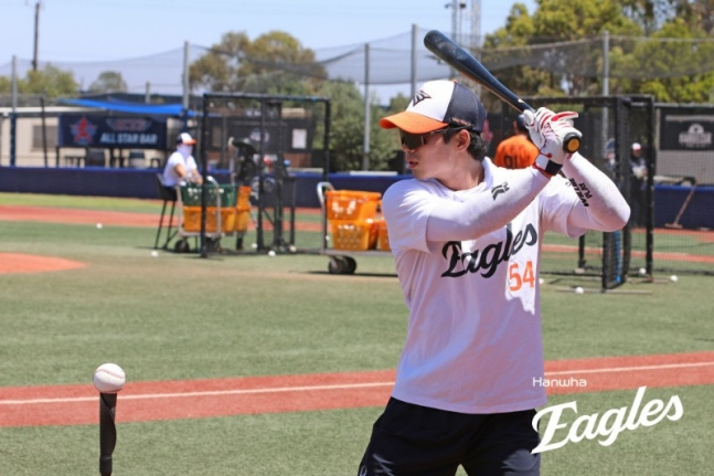 Oh Jae-won is conducting batting training at the Melbourne Spring Camp in Australia. /Photo = Courtesy of Hanwha Eagles