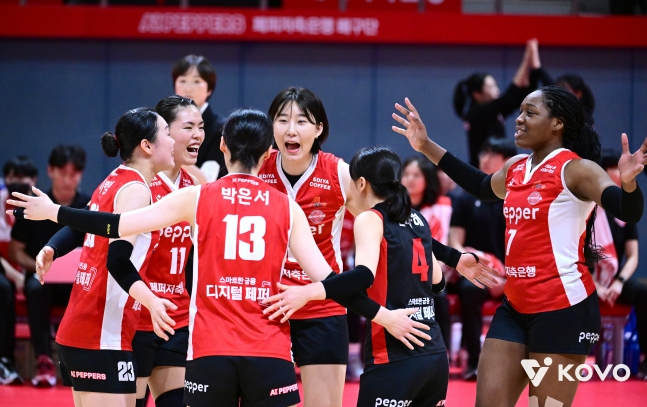 图为4日，Pepper储蓄银行的选手们在与现代建设队的比赛上得分后，正在一起庆祝。 =照片=KOVO提供。