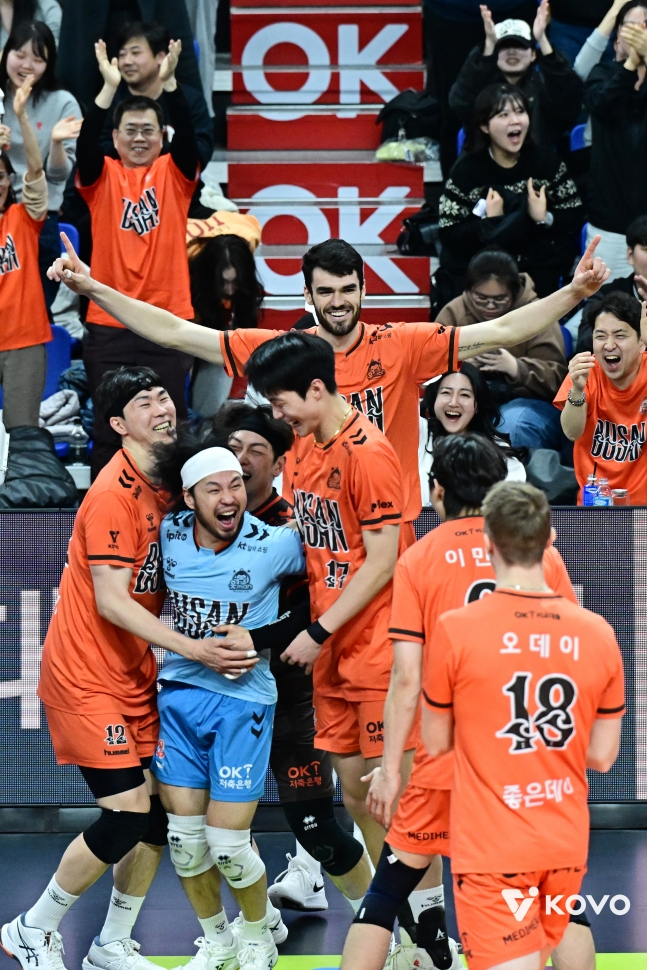 胜利后一起高兴的OK储蓄银行选手们。 =照片=KOVO提供。