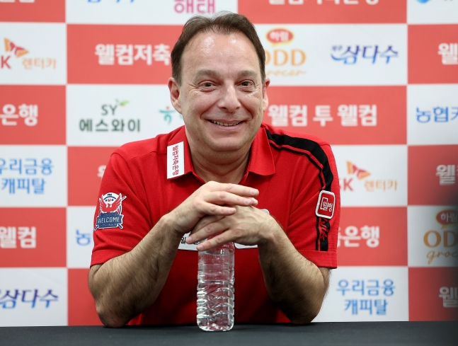 Daniel Sanchez smiles at a press conference after finishing second in the PBA final of the "Welcome Savings Bank PBA-LPBA Championship" on the 2nd. /Photo =PBA Tour courtesy