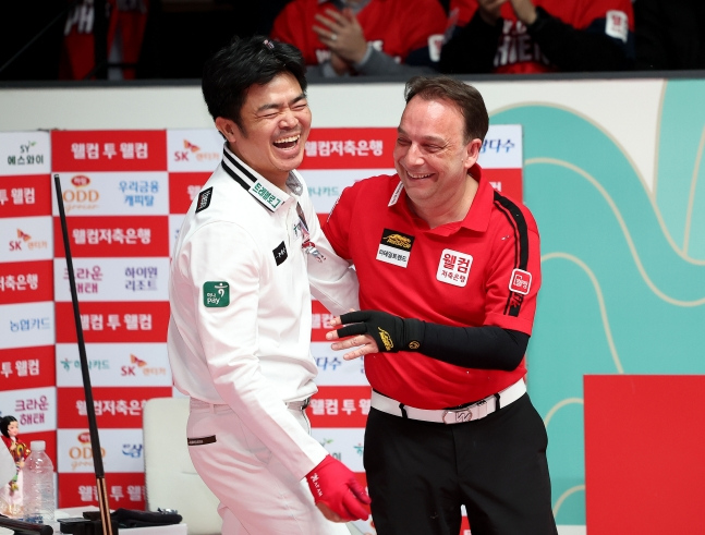 Q with Sanchez (right) winning the championship.Nguyen is celebrating with a bright smile. /Photo =PBA Tour courtesy