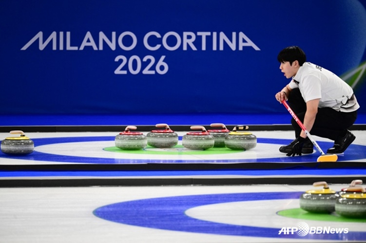 图为冰壶混合双人代表队郑永锡的比赛场面。 =法新社BBNews=新闻1。