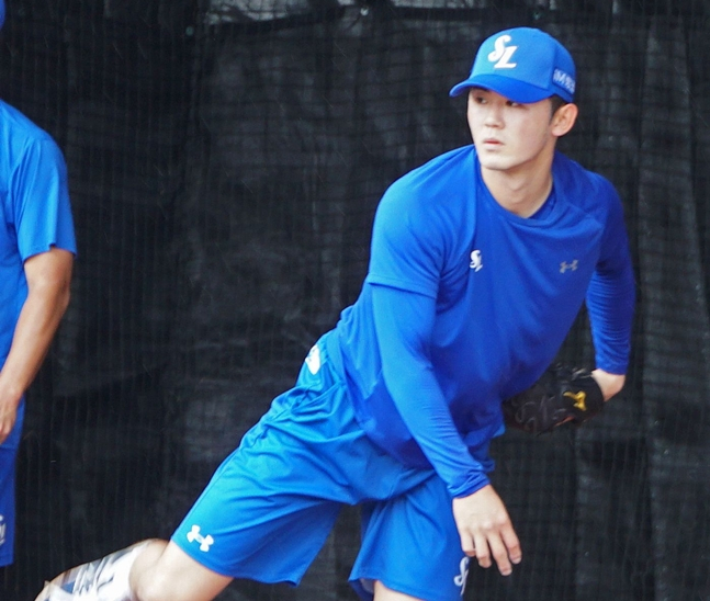 正在做候补投手投球的Miyaziya Yura。 =图为，三星狮子队。