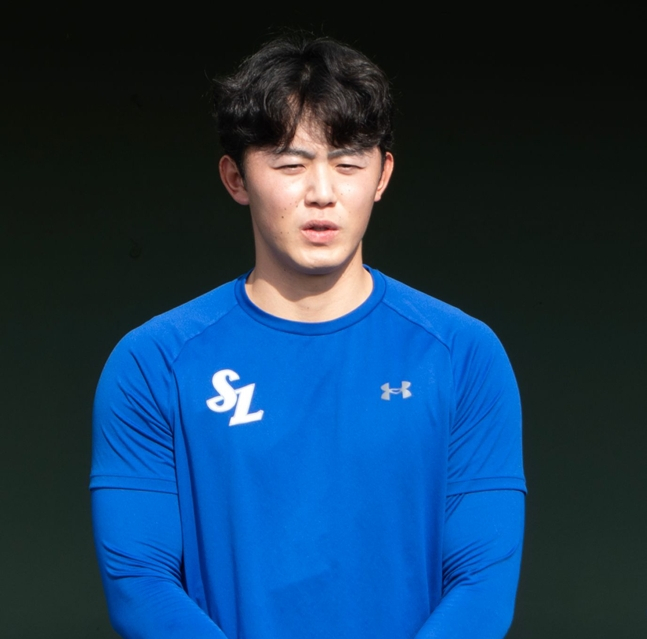 向选手团打招呼的Miyaziya Yura。 =图为，三星狮子队。