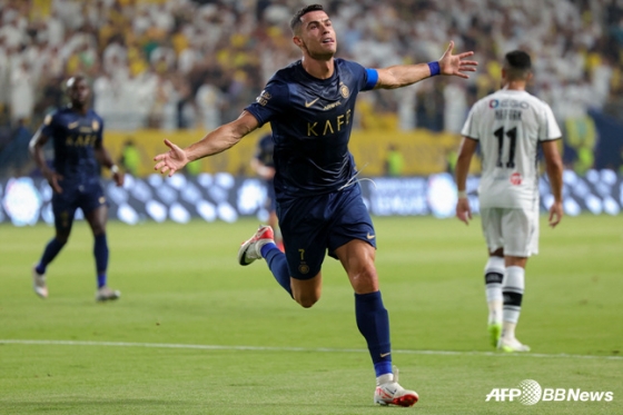 Cristiano Ronaldo is performing a goal ceremony. /AFPBBNews=News1