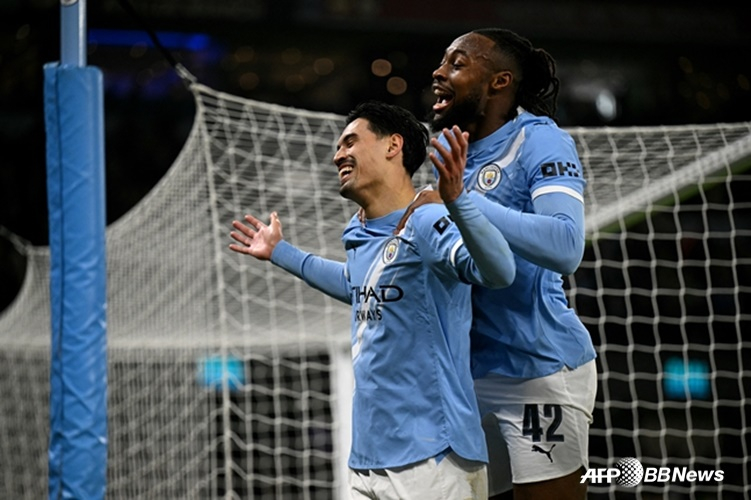 Manchester City striker Omar Marmusi (left) is celebrating his goal in the second leg of the semifinals of the "2025-2026 Carabao Cup" against Newcastle United at Etihad Stadium in Manchester, England on the 5th (Korea time). /AFPBBNews=News1