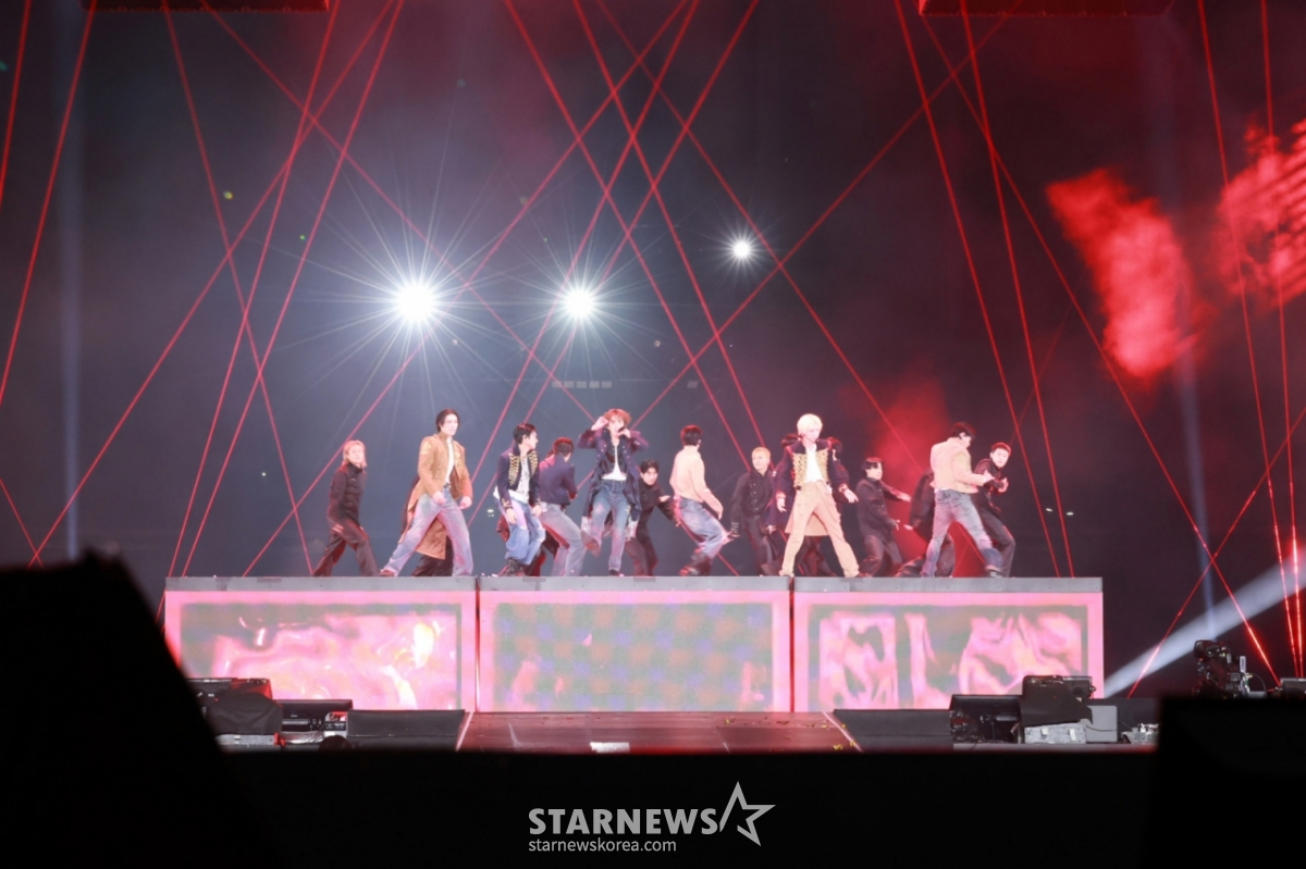 グループATEEZが7日、高雄ナショナルスタジアムで行われたスターニュース主催「10周年アジアアーティストアワード2025(10th Anniversary Asia Artist Awards 2025、「10周年AAA 2025」)を記念する「ACON 2025」で素敵な舞台を披露している。   「ACON2025」は「AAA」の10周年を記念して一緒に祝う意味で開かれるフェスタで、俳優イ·ジュンヨンとi-dle(子供たち)シュファ、クラビティアレン、キキスイがMCを務め「ACON2025」を率いてネクスジ(NEXZ)、9(AHOF)、アッシュアイランド(Ash Island)、エイティーズ(ATEEZ)、ウッズ(WOODZ)、イ·イギョン,チェ·イェナ(YENA),キス·オブ·ライフ(KISS OF LIFE),キキキキ·キ·キ·KiiKi,Klip。 /2025.12.07 /写真=イム·ソンギュンtjdrbs23@