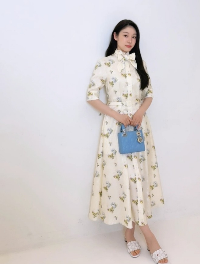 金妍兒がカバンを持ってポーズを取っている。 /写真=キム·ヨナのSNSグループ