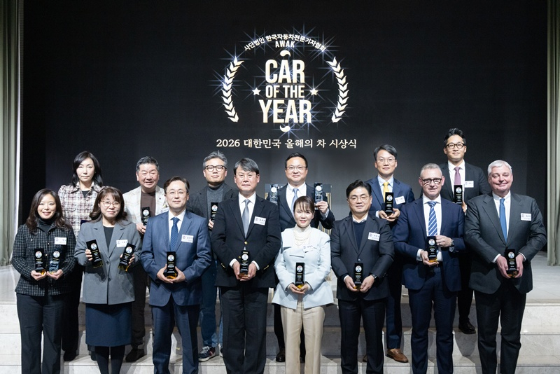 (From left) Bangsil Stellantis Korea CEO, Sang Hee-jung, Renault Korea Communications Director (Vice President), Lee Hye-young, Kia's head of domestic marketing, Takayuki Kimura Maserati Korea General Manager, Kim Woo-suk, Hyundai Motor Group's head of domestic product, Min Sang-ki, Hyundai Motor Group's head of FMS business, Yoon Hyo-joon, Hyundai Motor's head of domestic business, Park Joon-woo, Hyundai Motor's head of N Management, Yoon Myung-ok, GM's chief marketing officer and communications officer (executive director), Lee Man-sik, Volvo Motors Korea Sales Marketing Manager (executive director), Volkswagen Group Korea President Till Cher took a commemorative photo at the 2026 Korea Tea of the Year Awards held at Creft 72 in Jangchung-dong, Seoul on the 4th. Photo courtesy = Korea Automobile Journalists Association