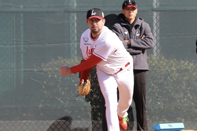 Beniziano (left) is pitching his third bullpen in camp. /Photo = Courtesy of SSG Landers