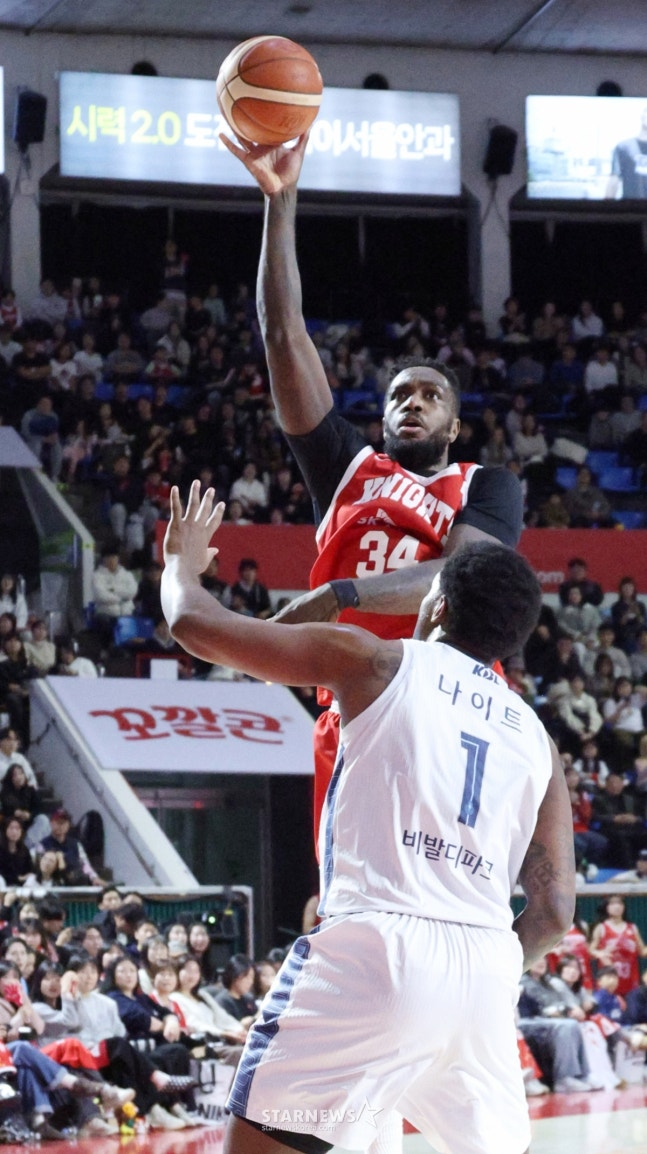 试图勾手投篮的贾米尔·沃尼。 =照片=金镇京。