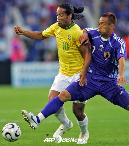 ロナウジーニョ（左）と中田英寿。 /AFPBBNews=ニュース1