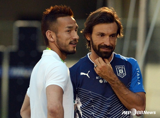 中田英寿（左）とアンドレア·ピルロ。 /AFPBBNews=ニュース1