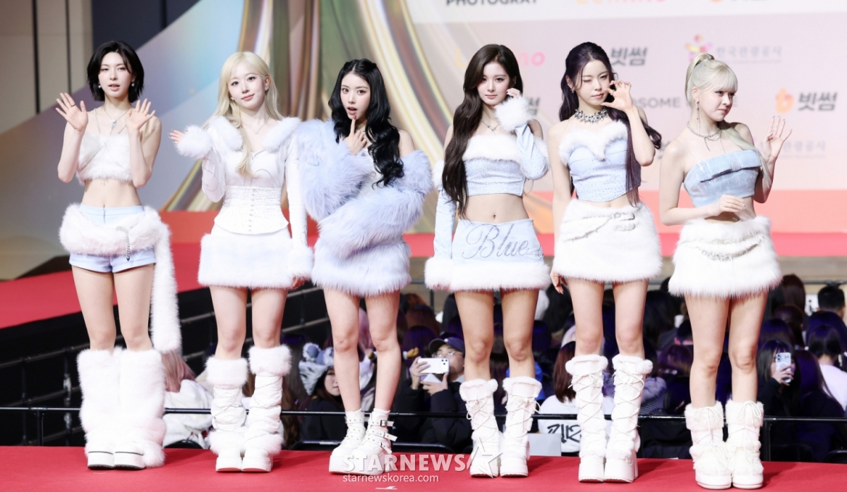 グループエンミックスが25日、仁川広域市中区雲西洞のインスパイアアリーナで開かれたSBS歌謡大典のレッドカーペット行事に参加し、ポーズを取っている。 /2025.12.25 /写真=キム·フィソン hwijpg@