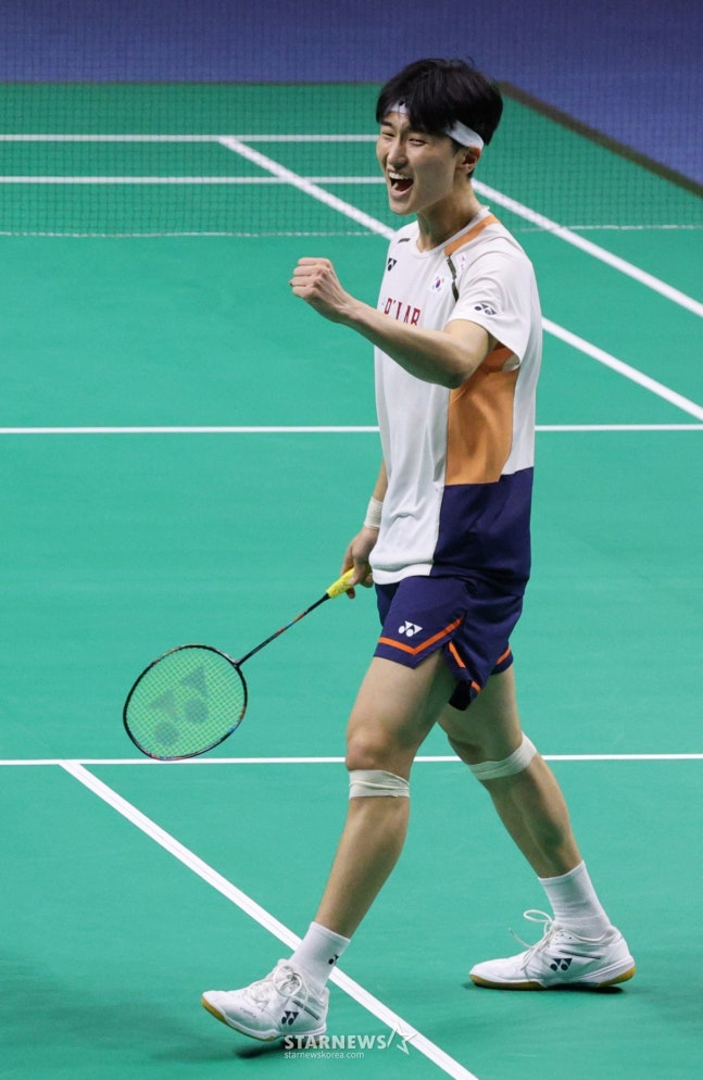 Kim Won-ho is cheering during the "2025 Suwon Victor Korea Open Badminton Championship (Super500)" held in Suwon in September last year. /Photo = Kim Jin-kyung on standby