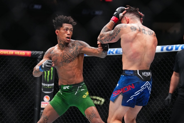 维尼修斯·奥利维拉（左）。 =照片=UFC提供。