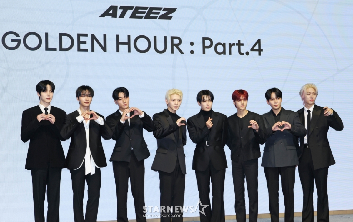 グループATEEZが5日午後、ソウル汝矣島のフェアモントアンバサダーホテルで行われたミニ13集「ゴールデンアワー:パート4」(GOLDEN HOUR:Part.4)発売記念記者懇談会に先立ってポーズを取っている。 /2026.02.05 /写真=イ·ドンフン photoguy@