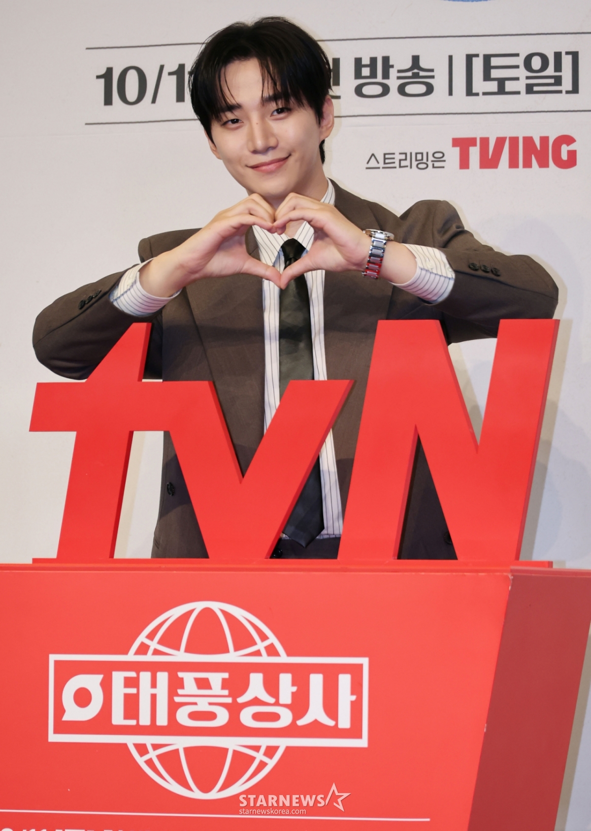 Actor Lee Joon-ho poses at the tvN drama "Taepung Corporation" production presentation held at The Link Tribute Portfolio Hotel in Guro-gu, Seoul on the afternoon of the 1st.  The 1997 IMF. The struggling growth period of Kang Tae-pung, a novice boss man who became the president of a trading company with no employees, money, or sales, will premiere on the 11th. /2025.10.01 / Photo = Lee Dong-hoon photoguy@
