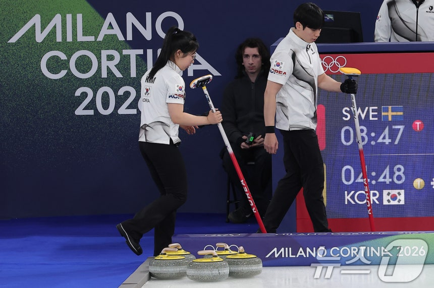 Vào ngày 4 (giờ địa phương), Kim Sun-young và Jung Young-seok của Curling Mix Double Round Robin và Thụy Điển trong trận thua 3-1 tại sân vận động Curling ở Cortina dampecho, Ý. Ảnh = News1