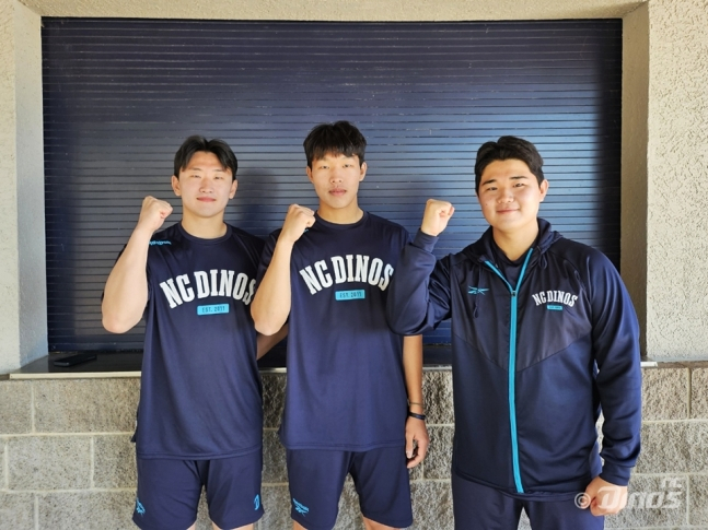 Lee Joon-hyuk (from left), Kim Tae-hoon and Kim Nok-won pose side by side at the Arizona camp in the U.S. /Photo = Courtesy of NC Dinos