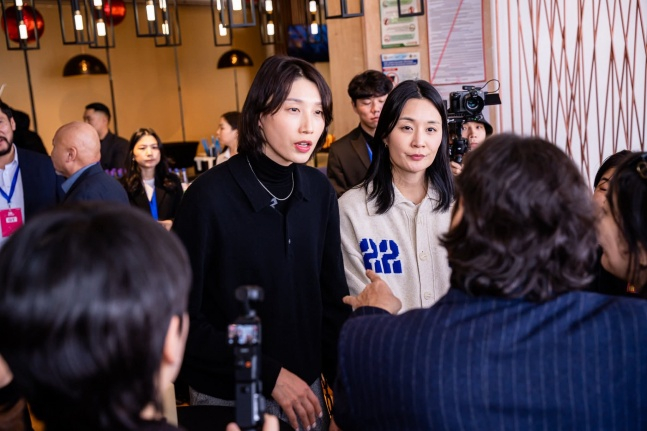 Kim Yeon-kyung (left) and Pyo Seung-joo recently attended a dinner in Mongolia at the invitation of the Mongolian Volleyball Association. /Picture =Mongol Volleyball Association's official SNS 