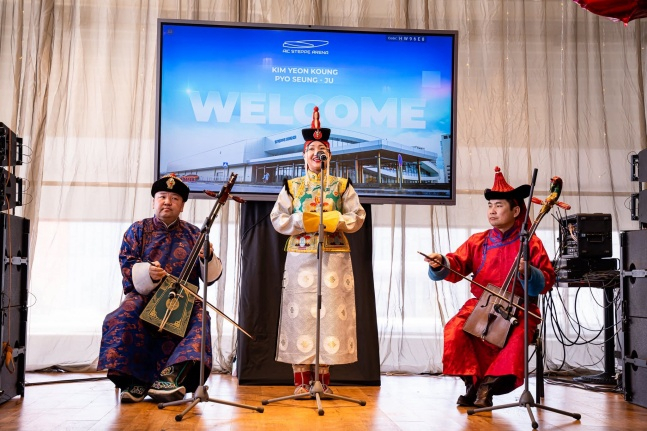The Mongolian Volleyball Association invited Kim Yeon-kyung and Pyo Seung-joo. /Picture =Mongol Volleyball Association's official SNS 