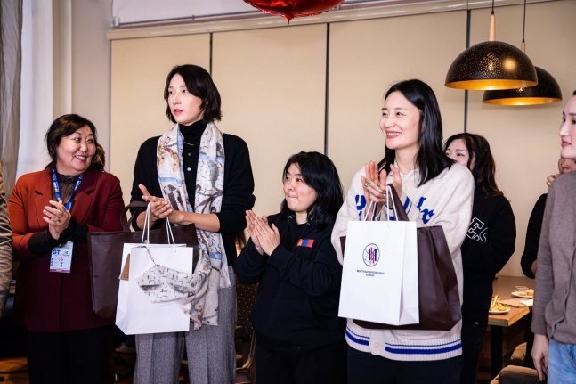 Kim Yeon-kyung (second from left) and Pyo Seung-joo (fourth from left) recently attended a dinner in Mongolia at the invitation of the Mongolian Volleyball Association. /Picture =Mongol Volleyball Association's official SNS 