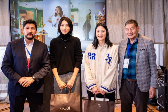Kim Yeon-kyung (second from left) and Pyo Seung-joo (third from left) recently attended a dinner in Mongolia at the invitation of the Mongolian Volleyball Association. /Picture =Mongol Volleyball Association's official SNS 