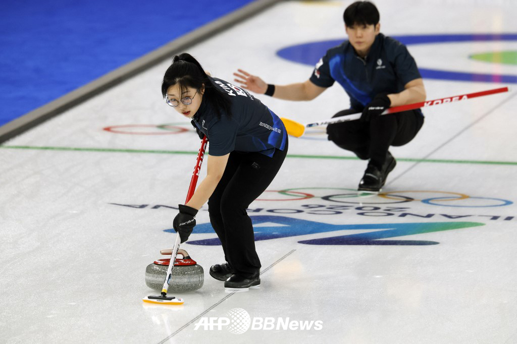 The match between South Korea and Italy in the second round of the curling mixed double round robin at the 2026 Milan-Cortina D'Ampezzo Winter Olympics held at Cortina D'Ampezzo, Italy on the 5th (Korea Standard Time). /AFPBBNews=News1