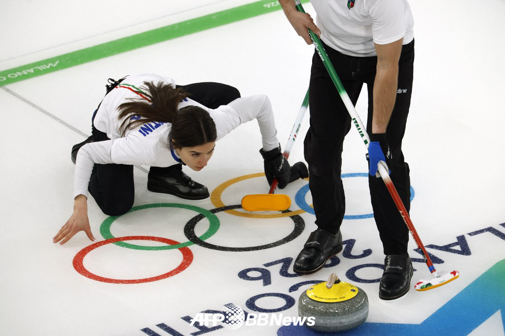 The match between South Korea and Italy in the second round of the curling mixed double round robin at the 2026 Milan-Cortina D'Ampezzo Winter Olympics held at Cortina D'Ampezzo, Italy on the 5th (Korea Standard Time). /AFPBBNews=News1