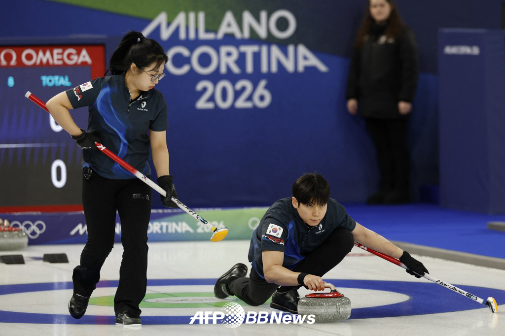 The match between South Korea and Italy in the second round of the curling mixed double round robin at the 2026 Milan-Cortina D'Ampezzo Winter Olympics held at Cortina D'Ampezzo, Italy on the 5th (Korea Standard Time). /AFPBBNews=News1