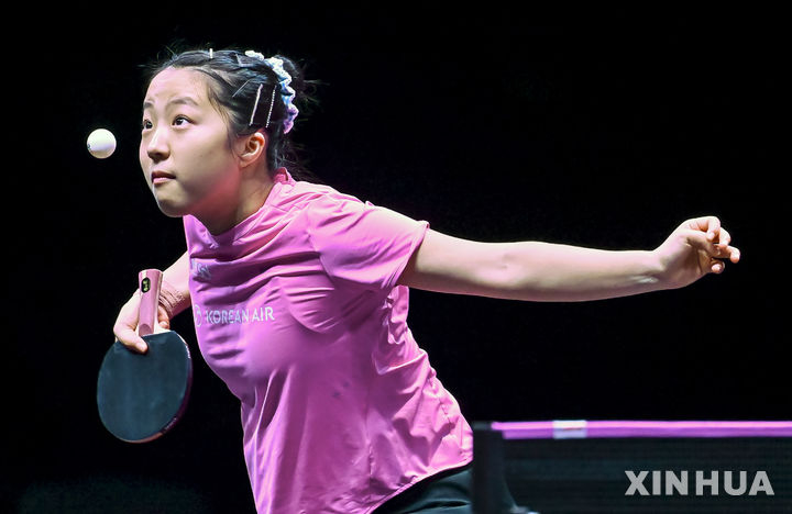 Шин Ю Бин (12-е место) играет против Харимото Мивы (6-е место, Япония) в первом раунде женского одиночного женского турнира 2026 чемпионата мира по теннису (WTT) в Дохе, Катар, 7-го числа прошлого месяца (по местному времени). /Синьхуа=Ньюс