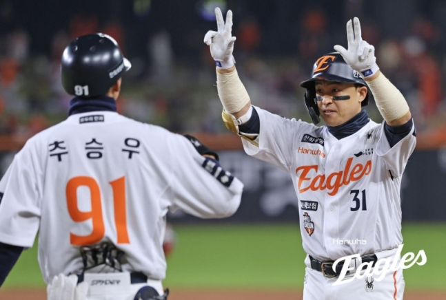 Son Ah-seop (right). /Photo = Courtesy of Hanwha Eagles