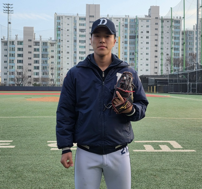 Daegu Go Jung-il responded to an interview with Star News after a winter league match against Yoo Shin-go at Daegu High School Stadium on the 4th. /Photo = Reporter Kim Dong-yoon 