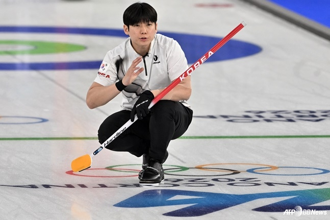 他就是韩国冰壶混双代表队郑永锡（江原道厅）。 =法新社BBNews=新闻1。