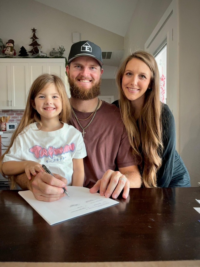 泰勒•阿普勒(中)5日与台湾职业棒球乐天巨人队签约。 =照片=乐天monkis官方SNS收尾。