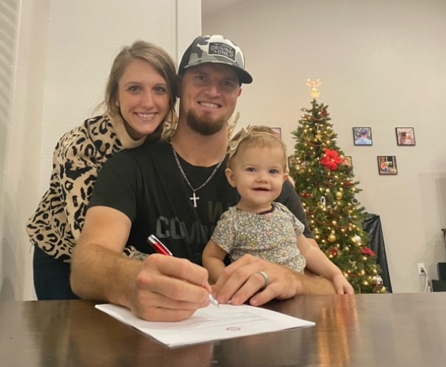 图为,5年前与Kiwoom签约时,泰勒·阿弗莱(中)和他的家人。 =照片=kiwoom heroes提供。