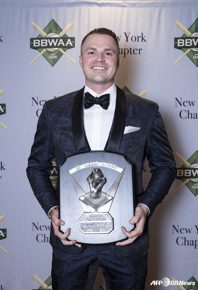 连续2年获得赛扬奖的斯库瓦尔。 =法新社BBNews=新闻1。