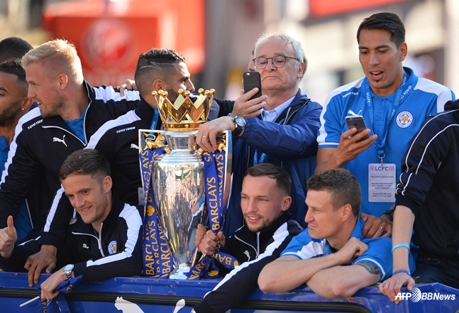 莱斯特城球员们参加了英格兰足球超级联赛(EPL)冠军纪念车游行。 =法新社BBNews=新闻1。