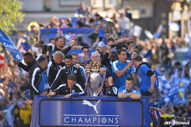 英格兰足球超级联赛(EPL)夺冠后的莱斯特城。 =法新社BBNews=新闻1。