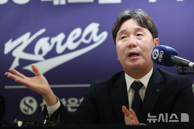 Тренер национальной сборной Рю Джи Хён отвечает на вопросы журналистов на пресс-конференции, посвященной объявлению списка. /Фото = Newsis