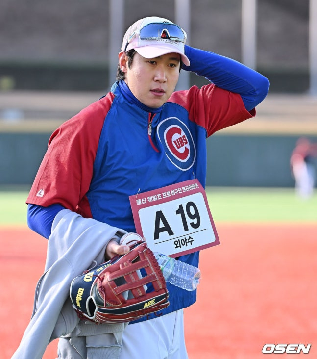 Kim Dong-yeop is warming up during the tryout.