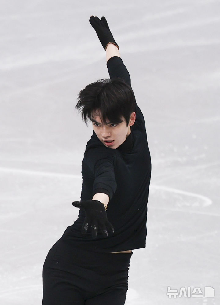 Figure skating Cha Jun-hwan is training at the Ice Figure Skating Arena in Milan, Italy, on the 5th (local time). /Photo = Newsis