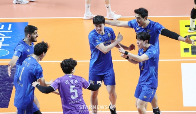 The 2025-2026 V-League Men's Woori Card vs. Hyundai Capital match was held at Jangchung Gymnasium in Seoul on the 6th.  Woori Card's Kim Ji-han is delighted with his teammates after succeeding in a decisive attack. /Photo = Kim Jin-kyung on standby