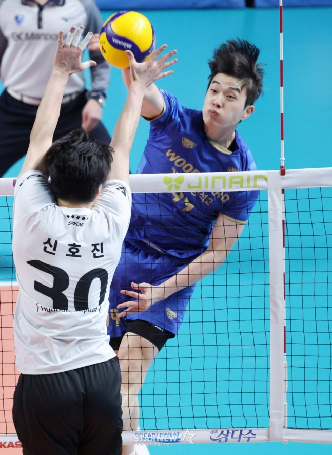 2025-2026V-リーグ男子部のウリカード対現代キャピタルの試合が6日、ソウル奨忠（チャンチュン）体育館で行われた。  ウリカードのキム·ジハンが現代キャピタルのシン·ホジンのブロッキングの上に強烈なスパイクを飛ばしている。 /写真=キム·ジンギョン待機者