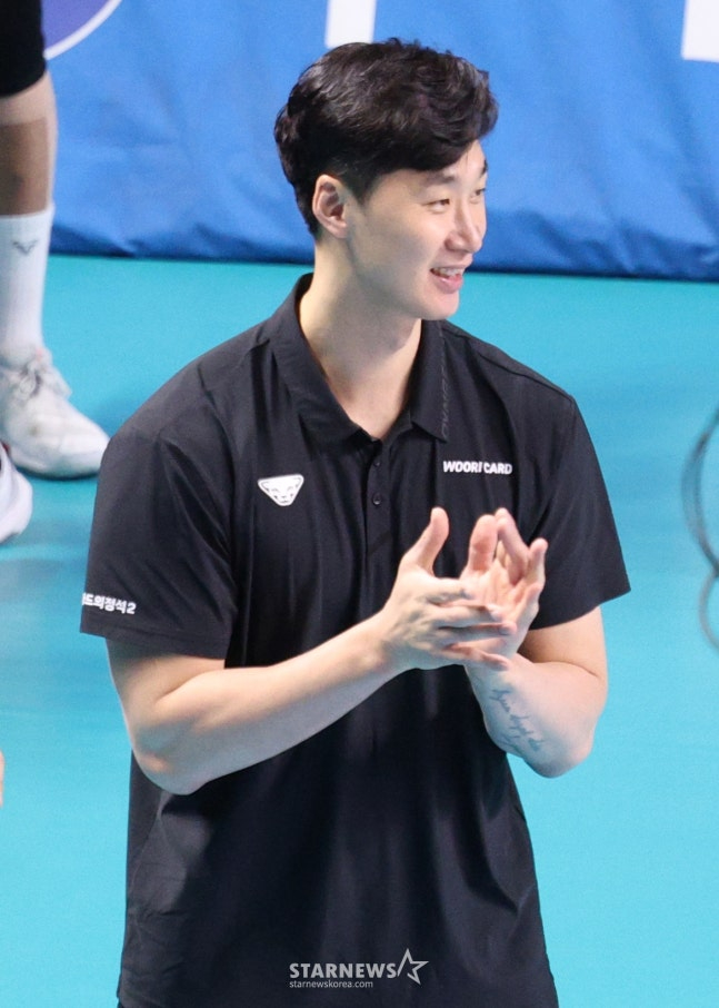 6日,在首尔奖忠体育馆举行了2025-2026 V-联赛男子组友利信用卡对现代资本的比赛。  友利信用卡队主教练朴哲宇正在称赞选手们的表现。 =照片=金镇京。