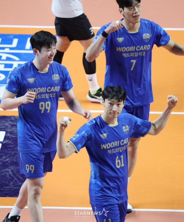 6日,在首尔奖忠体育馆举行了2025-2026 V-联赛男子组友利信用卡对现代资本的比赛。  友利信用卡队的郑成奎(音)在决定性的攻击成功后,正与队友们高兴不已。 =照片=金镇京。
