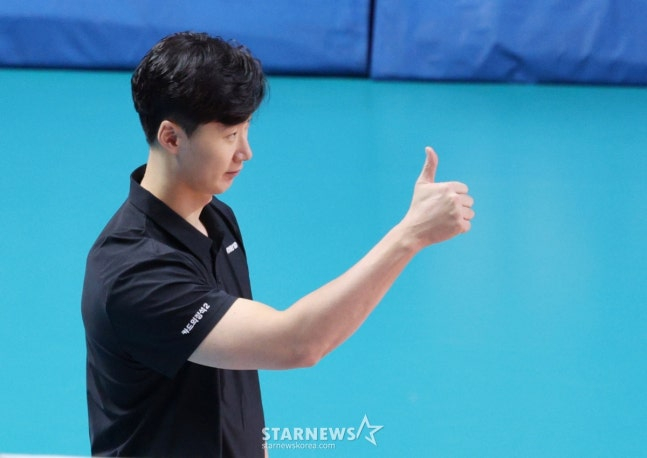 6日,在首尔奖忠体育馆举行了2025-2026 V-联赛男子组友利信用卡对现代资本的比赛。  友利信用卡队主教练朴哲宇正在称赞选手们的表现。 =照片=金镇京。